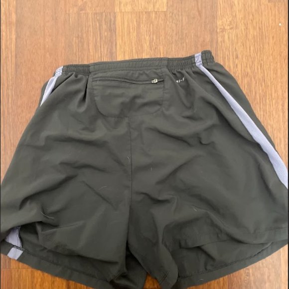 Nike Womens Medium M Gray Active Running Shorts Dri-Fit Back Pocket Inner Lining - Picture 2 of 3